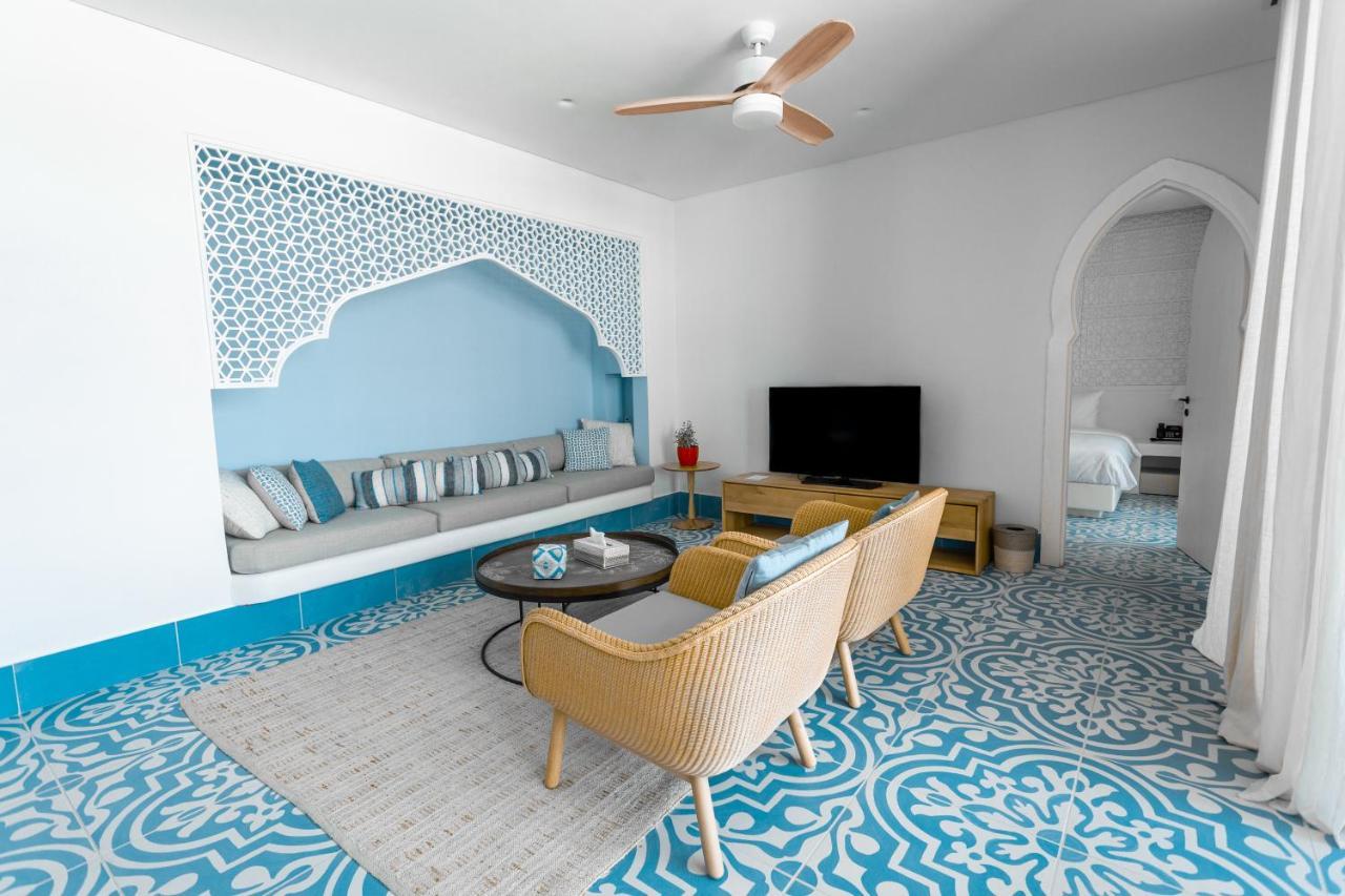Cloud 7 Residences Ayla 亚喀巴 外观 照片 A living room in a suite at the resort