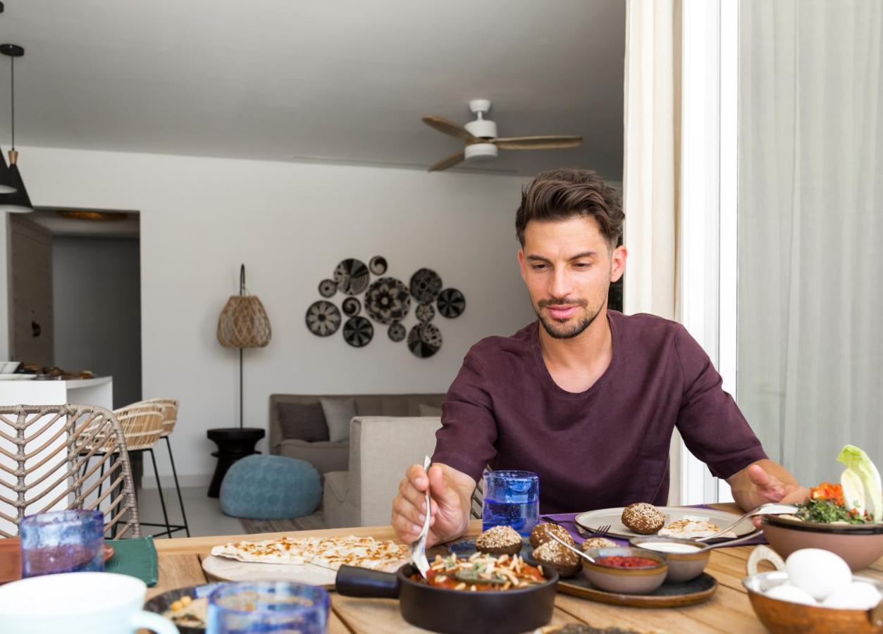 Cloud 7 Residences Ayla 亚喀巴 外观 照片 A man eating a meal