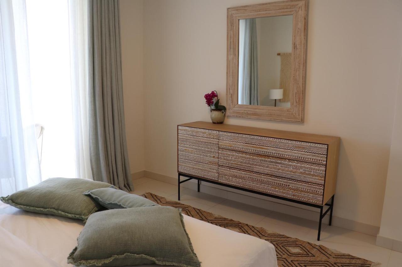 Cloud 7 Residences Ayla 亚喀巴 外观 照片 A modern dresser