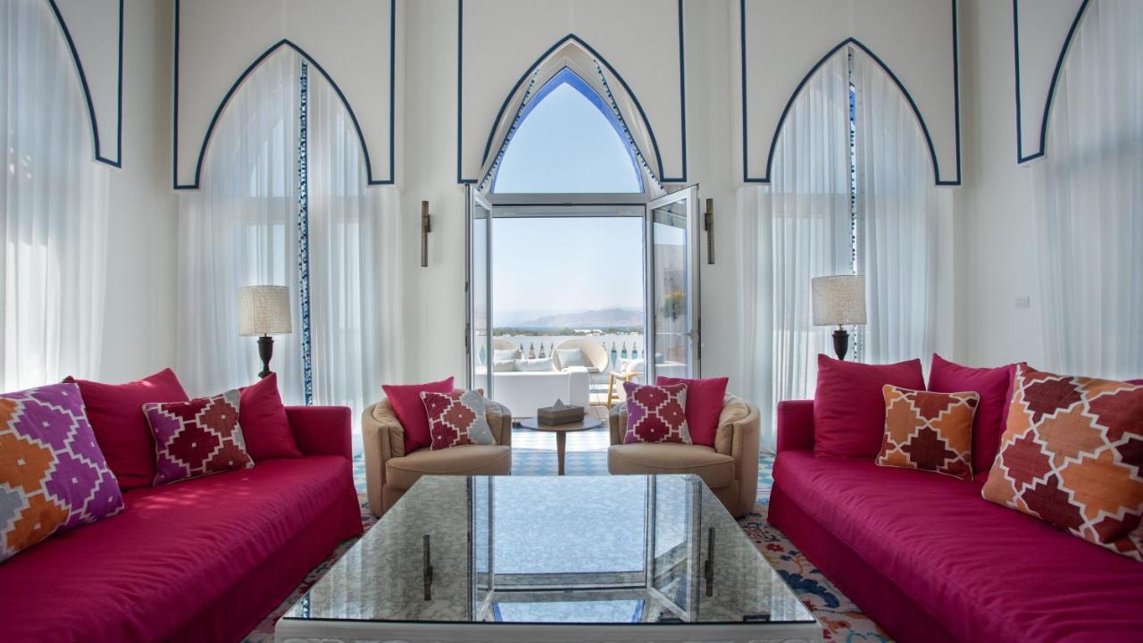 Cloud 7 Residences Ayla 亚喀巴 外观 照片 A living room at the hotel