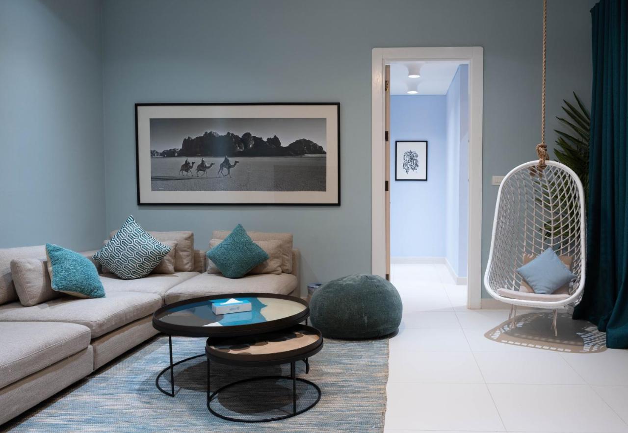Cloud 7 Residences Ayla 亚喀巴 外观 照片 A living room with a swing chair